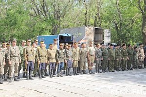 В Керчь прибыли казаки на конях