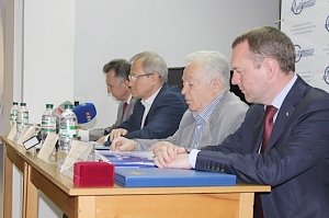 Константин Бахарев поздравил Адольфа Иоффе с 55-летием работы в крымской энергетике