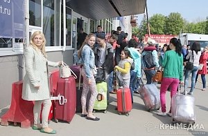 В Крым первым чартерным рейсом прилетели 100 туристов с Урала