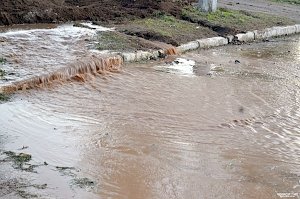 Поток дождевой воды в Крыму снес хозяйственную постройку