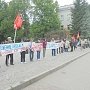Калининградские коммунисты провели традиционный пятничный пикет возле памятника «Землякам-космонавтам»