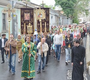 Православные отметили в Симферополе Троицу