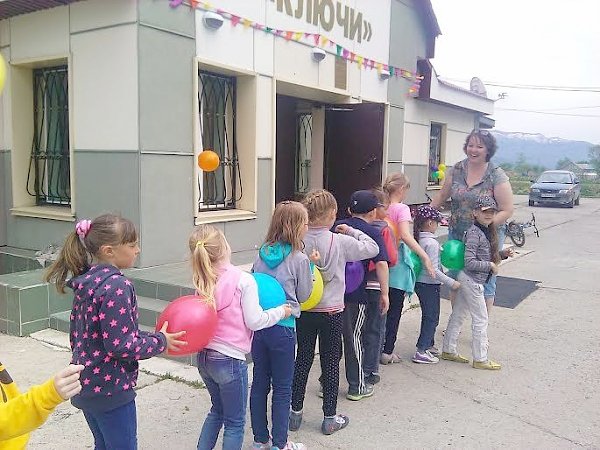 Сахалинские коммунисты поздравили школьников с Международным днем защиты детей