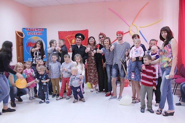 В Белгороде коммунисты и комсомольцы поздравили детей с праздником