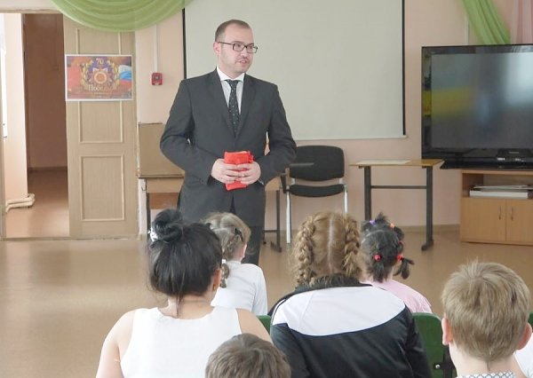 Лидер российских комсомольцев Анатолий Долгачев посетил детский дом во Владивостоке