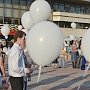 Участники акции против абортов в Столице Крыма отпустили в небо белые шары