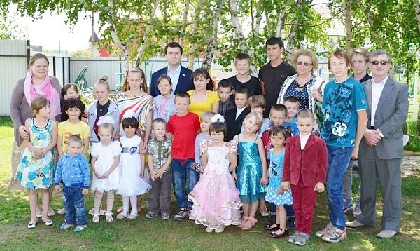 Олег Лебедев привез мёд детям самого известного в Туле семейного детского дома Саргановых