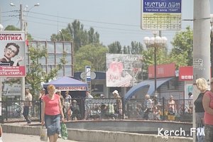 В Керчи возле рынка на мосту торгуют, несмотря на запрет