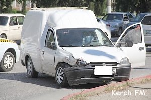 В Керчи на Кирова авария, движение троллейбуса приостановлено