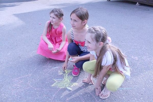 Комсомольцы и активисты ВЖС «Надежда России» провели в Белгороде детский конкурс рисунков на асфальте