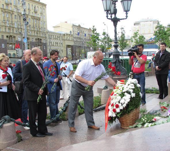 В День русского языка Г.А. Зюганов возложил цветы к памятнику А.С. Пушкину в Москве