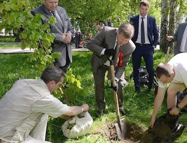 Новосибирск. «День Правды - 2015»: Представители КПРФ посадили деревья на «Аллее Правды»