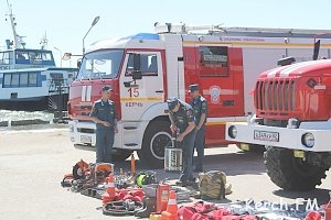 В Керчи сотрудники МЧС для детей устроили праздник безопасности