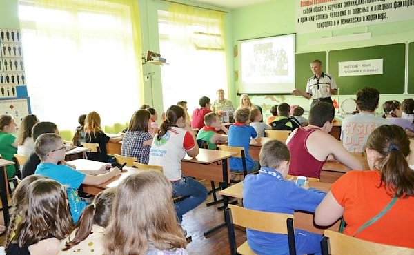 Тульский обком партии в преддверии Дня русского языка провел в школах открытые уроки под девизом «Русский язык – язык Пушкина и Ленина!»