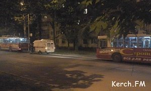 В Керчи в троллейбусе избили двух мужчин