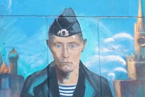 На стене дома с изображением российского лидера в Севастополе вновь осыпалась штукатурка