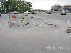 Автостоянка у ТЦ «Ашан» в Столице Крыма «уходит из под ног»