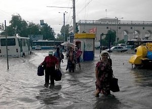 Населению Симферополя посоветовали реже передвигаться по городу из-за непогоды