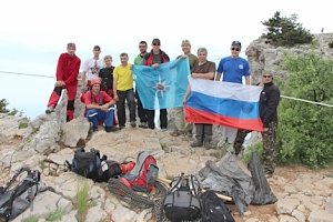 Флаги Российской Федерации и МЧС России спасатели развернули на вершинах Крымских гор
