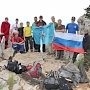 Флаги Российской Федерации и МЧС России спасатели развернули на вершинах Крымских гор