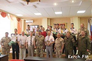 Керченским учащимся народное ополчение Крыма подарило тельняшки и военные ботинки