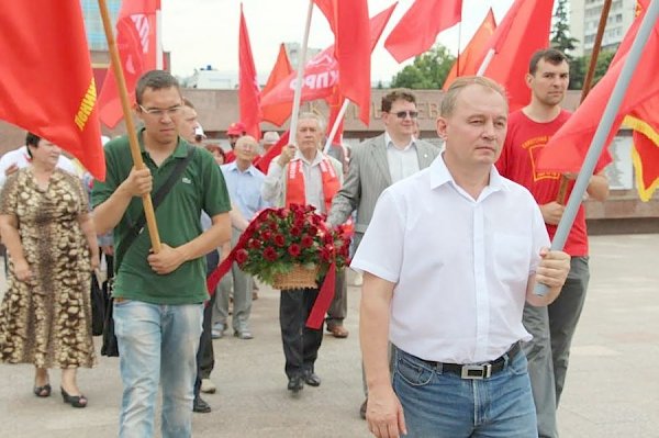 Коммунисты Самары возложили цветы к Вечному огню