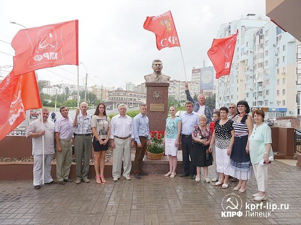 В День памяти и скорби коммунисты Липецка возложили цветы к Вечному огню на Площади Героев