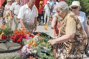 В Керчи в память погибших на войне возложили цветы