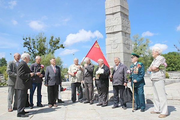 В День памяти и скорби калининградские коммунисты возложили цветы к барельефу Сталина