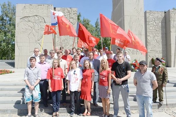 Новосибирская область. Автопробег КПРФ завершился на Монументе Славы