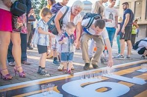 Жители Красноярска зажгли несколько сотен свечей в День памяти и скорби