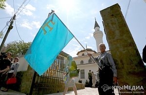 26 июня в небе над Симферополем развернут самый большой в мире крымскотатарский флаг