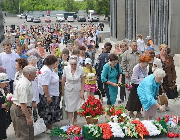 Республика Алтай. Коммунисты провели траурные мероприятия в День памяти и скорби