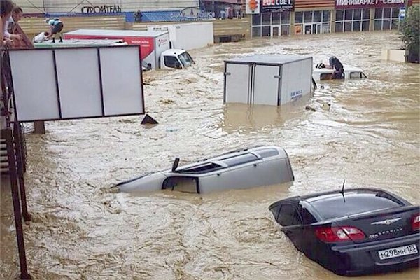 В Сочи затоплен вокзал и аэропорт: поезда не ходят, самолеты не летают