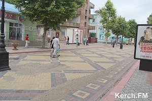 Улица в центре Керчи оказалась в песке после ливня