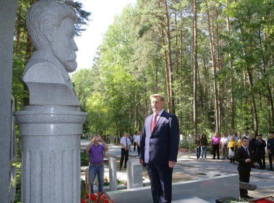 Анатолий Локоть возложил цветы к памятнику одному из основателей Новосибирска
