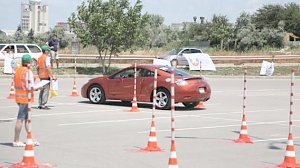Девушки соревновались в фигурном вождении автомобиля
