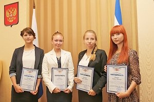 Руководство Крыма поздравило выпускниц, набравших максимальный балл на ЕГЭ