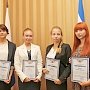 Руководство Крыма поздравило выпускниц, набравших максимальный балл на ЕГЭ