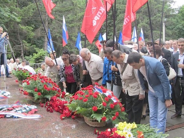 Дань памяти. Симферопольские коммунисты почтили память партизан и подпольщиков Крыма