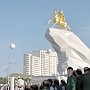 Газета «Правда». Глава Туркмении любезно разрешил членам правительства «от имени граждан страны» поставить ему позолоченный памятник