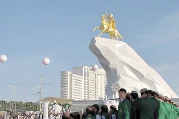 Газета «Правда». Глава Туркмении любезно разрешил членам правительства «от имени граждан страны» поставить ему позолоченный памятник