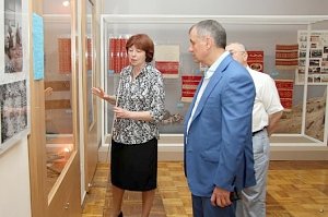 Владимир Константинов посетил выставку Омского государственного историко-краеведческого музея
