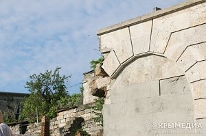 Власти Керчи просят горожан и туристов быть осторожными на Митридатской лестнице, часть которой обрушилась неделю назад