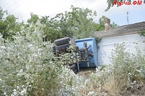 В Керчи водовозка врезалась в дом