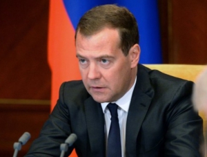 Медведев приказал ускорить ремонт крымских дорог