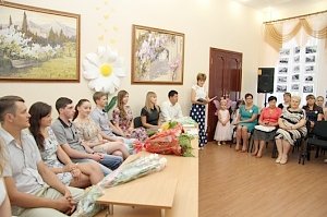 В День семьи, любви и верности в симферопольском загсе пять молодых пар приняли участие в обряде помолвки