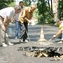 Возле здания ФСБ в Столице Крыма образовался провал дорожного покрытия
