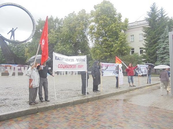 Дождь не помеха пикету. Калининградские коммунисты провели акцию протеста возле памятника «Землякам-космонавтам»
