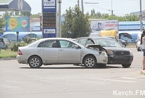 В Керчи на автовокзале столкнулись две иномарки